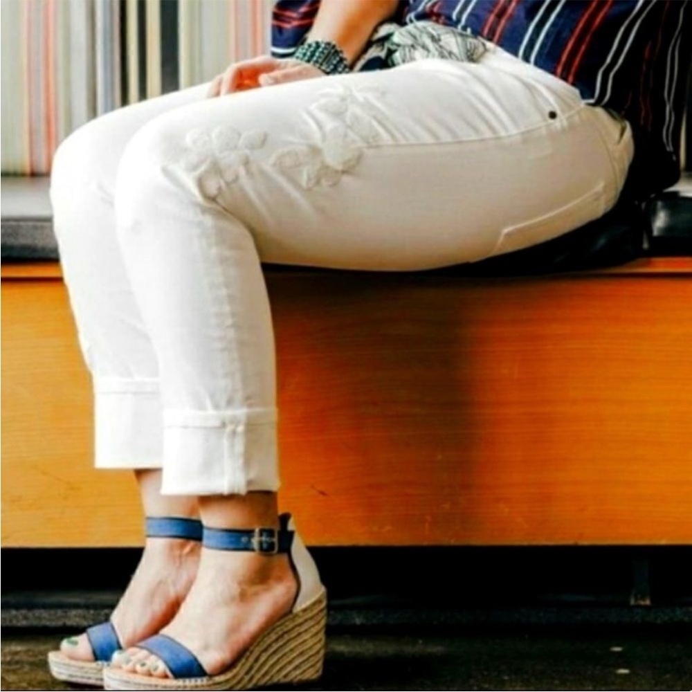 CAbi White/Off White Embroidered Slim Boyfriend Jeans Sz 4 EUC